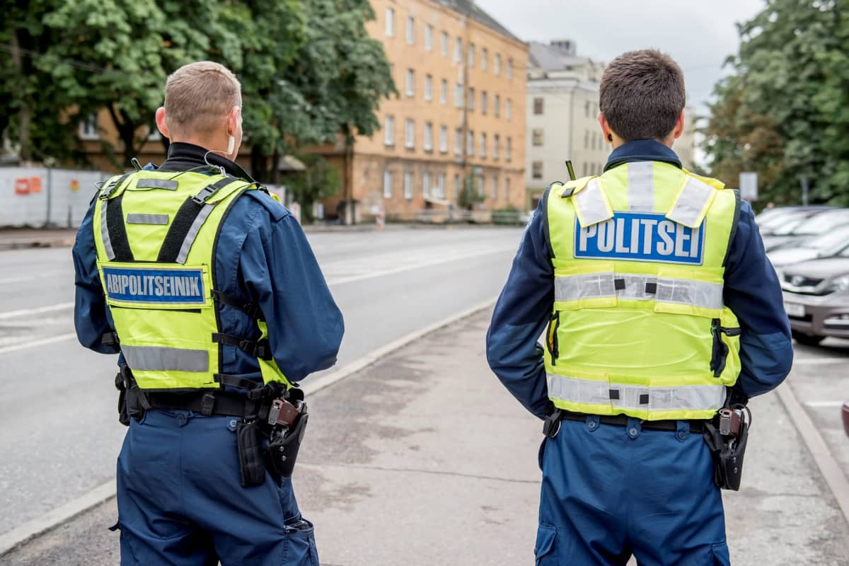 Virolainen apupoliisi ja poliisi valvovat yhdessä liikennettä.