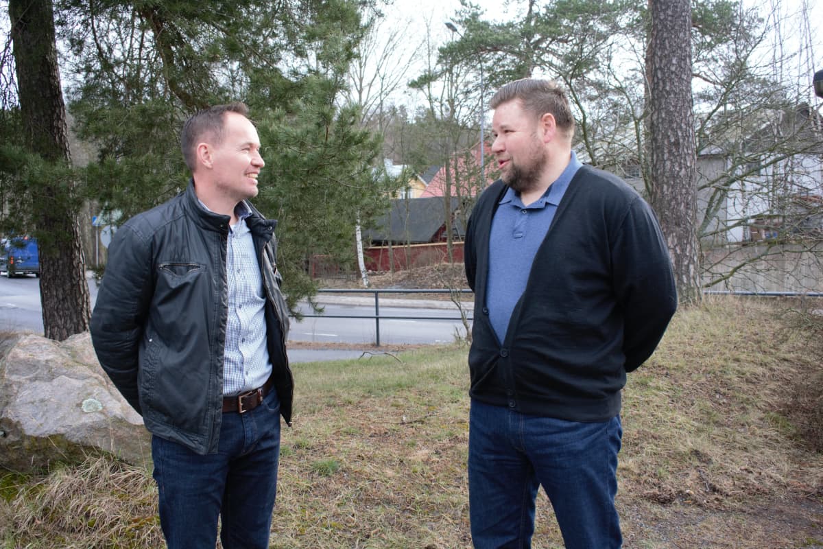 Yrittäjä Veli-Pekka Rajala ja Varpen tekninen johtaja Jussi Varpe suunnittelevat ryhmärakentamiskohdetta Uuteenkaupunkiin.