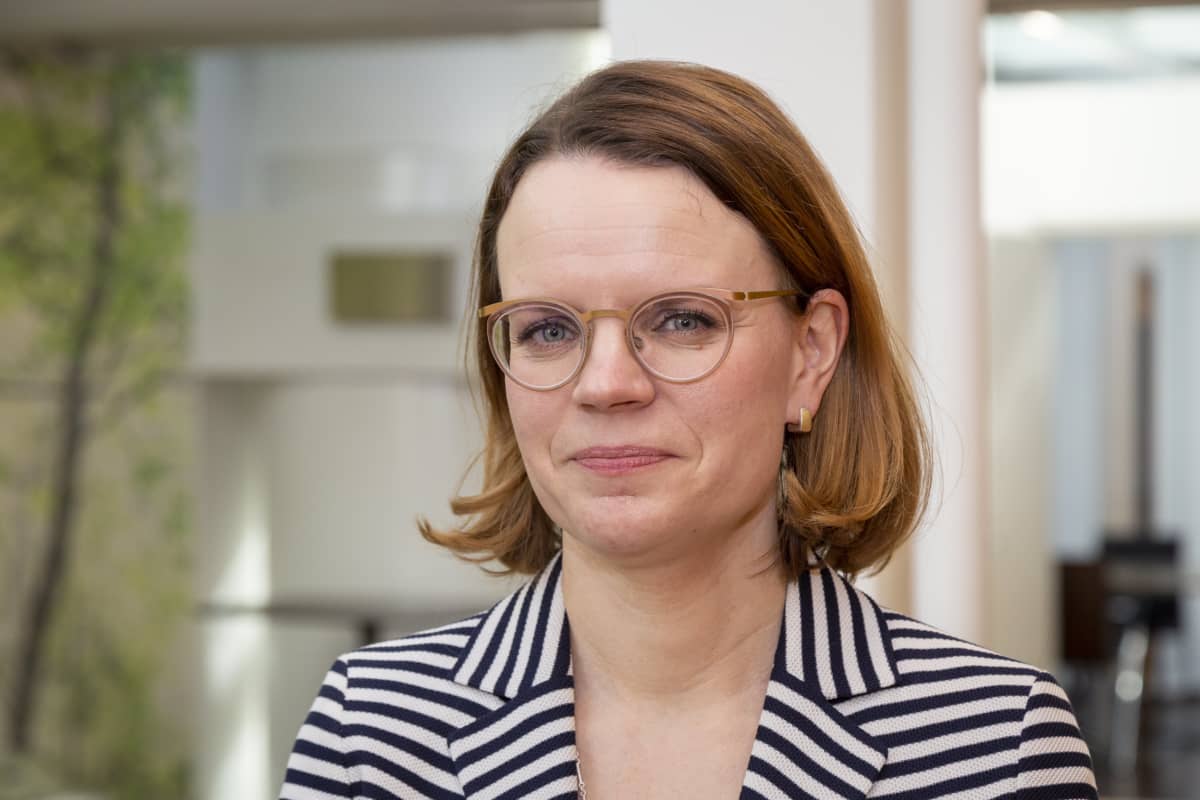 Lakiasiainjohtaja Kati Malinen Veronmaksajain Keskusliitosta puolilähikuvassa.