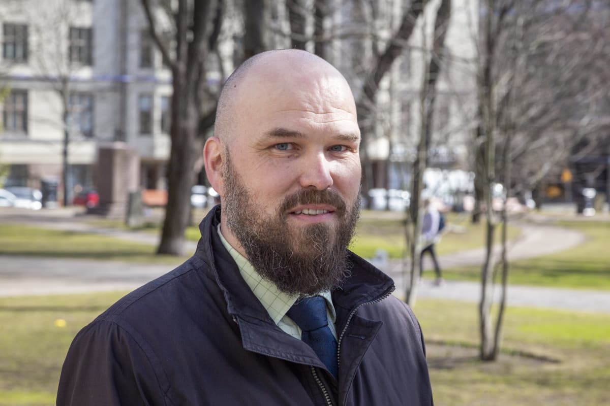 Johtava veroasiantuntija Sami Varonen Verohallinnosta puolilähikuvassa.