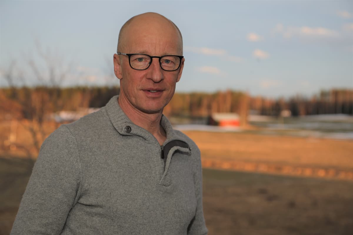 Martti Mäkelä kotitilansa maisemassa Pihtiputaan Muurasjärvellä.