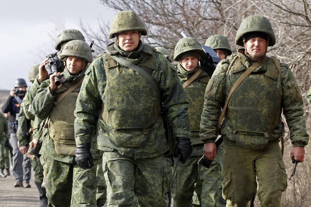 Venäjän tukemat kapinalliset marssivat Petrivsken kylän lähellä Itä-Ukrainassa viime talvena.