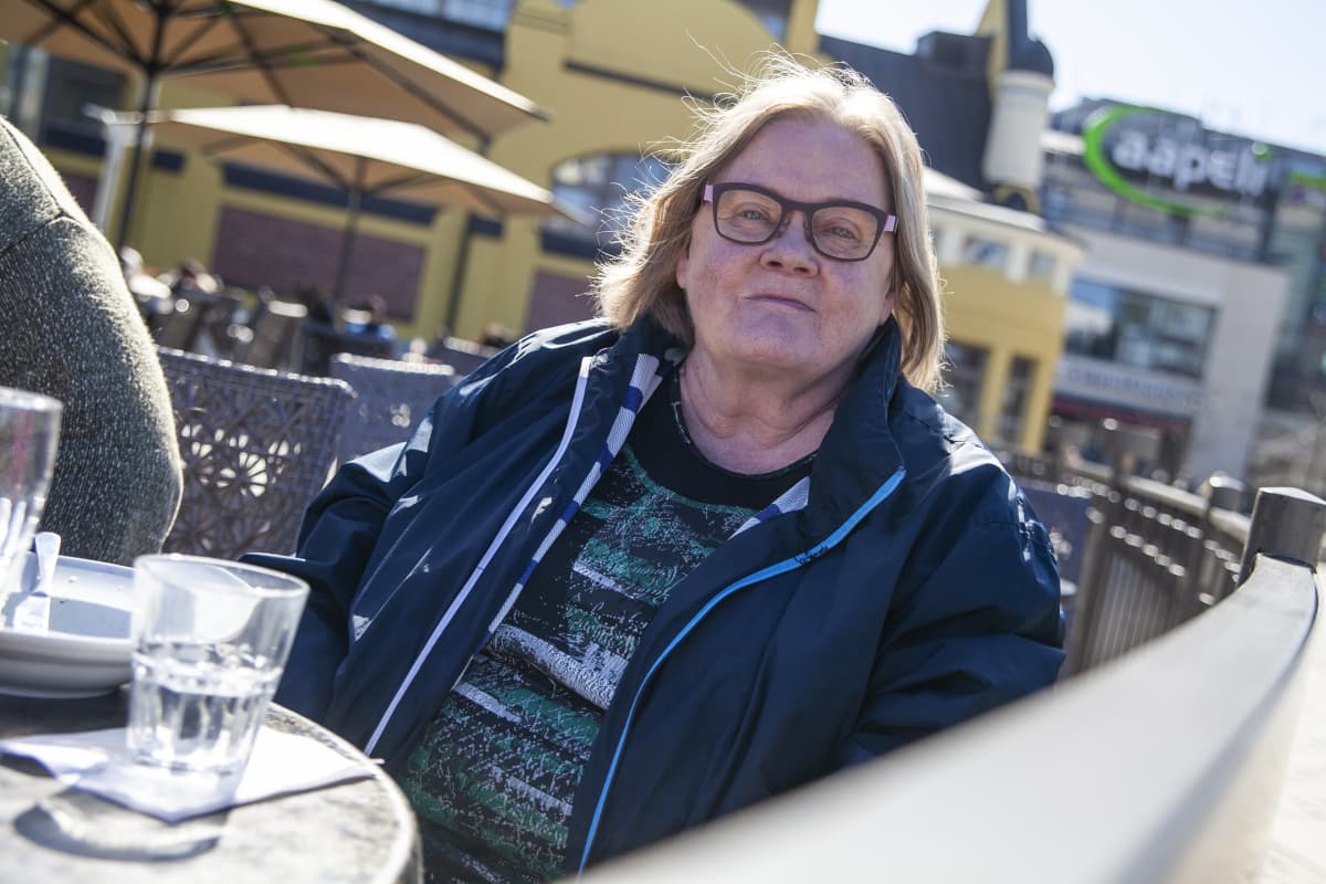 Sinikka Pulkkinen nauttimassa lounasta ravinoloidan aukeamisen jälkeen.
