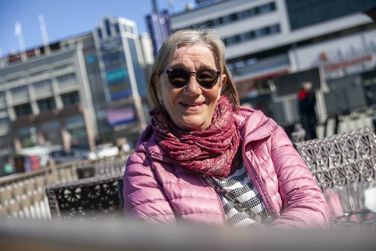 Arja Rouvinen nauttimassa lounasta ystäviensä kanssa Kuopiossa.