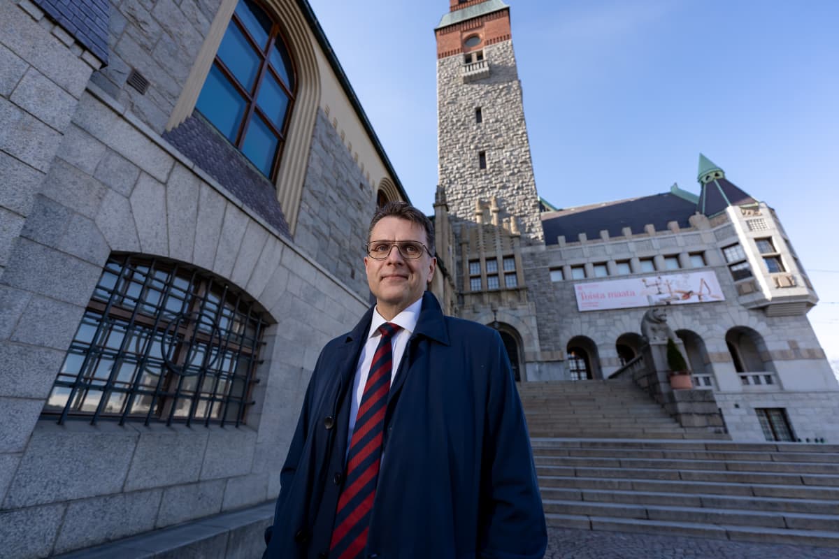 Suomen museoliiton pääsihteeri Kimmo Levä kuvattuna Suomen kansallismuseon edessä, Helsinki, 16.4.2021.