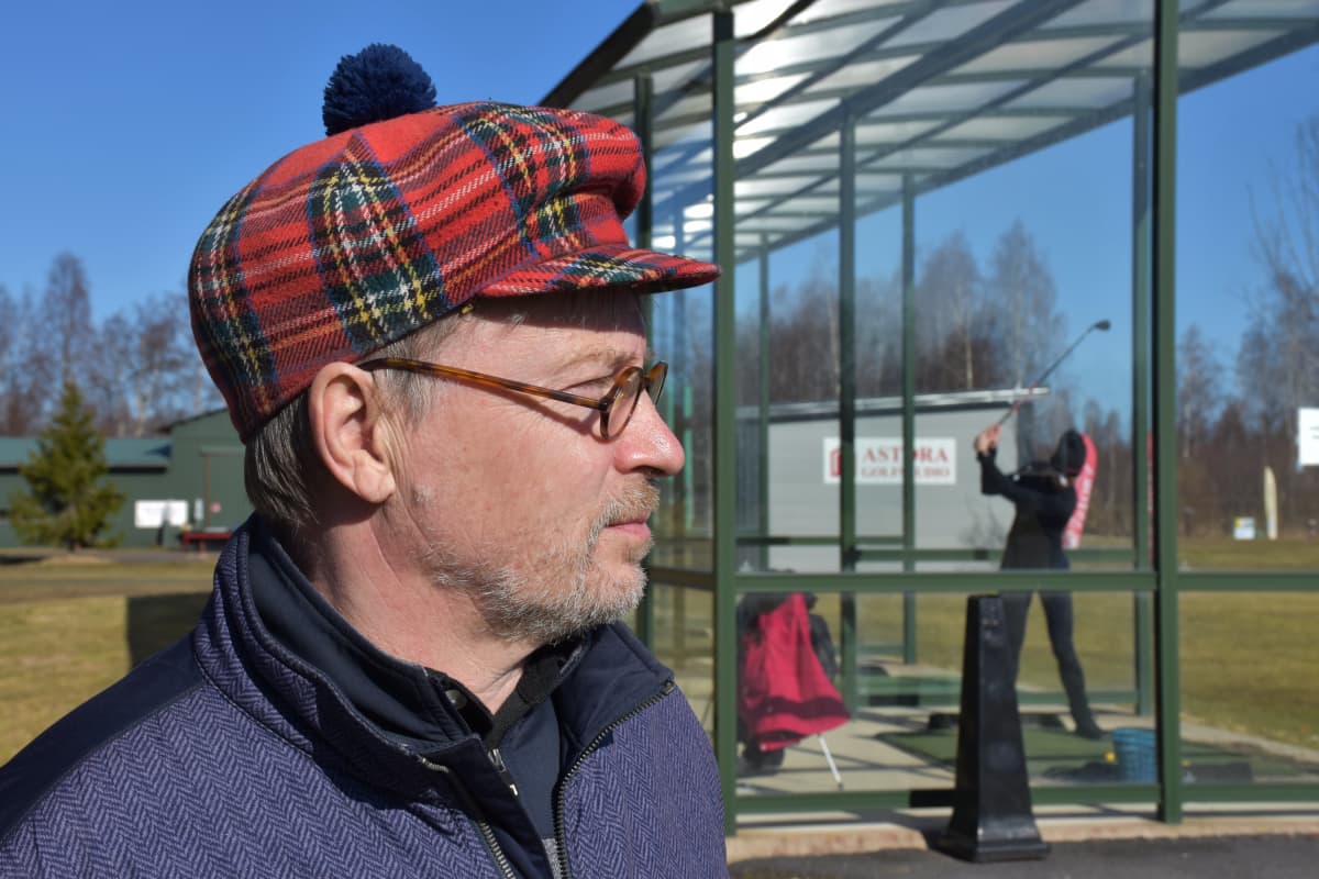 Porin Kalafornian golfkentän toiminnanjohtaja Ville Tuovinen range-paikalla.