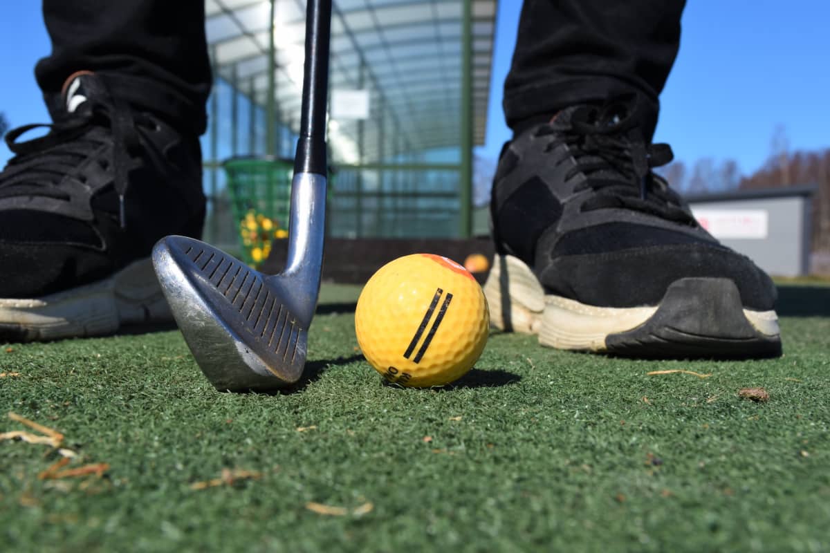 Golf-rangella Porin Kalafornian golfkentällä.