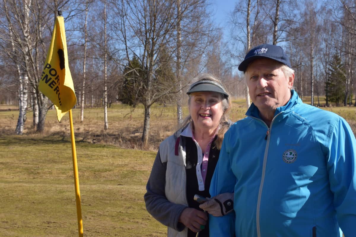 Ulvilalaiset Merja ja Harri Laaksonen Kalafornian golfkentällä Porissa.