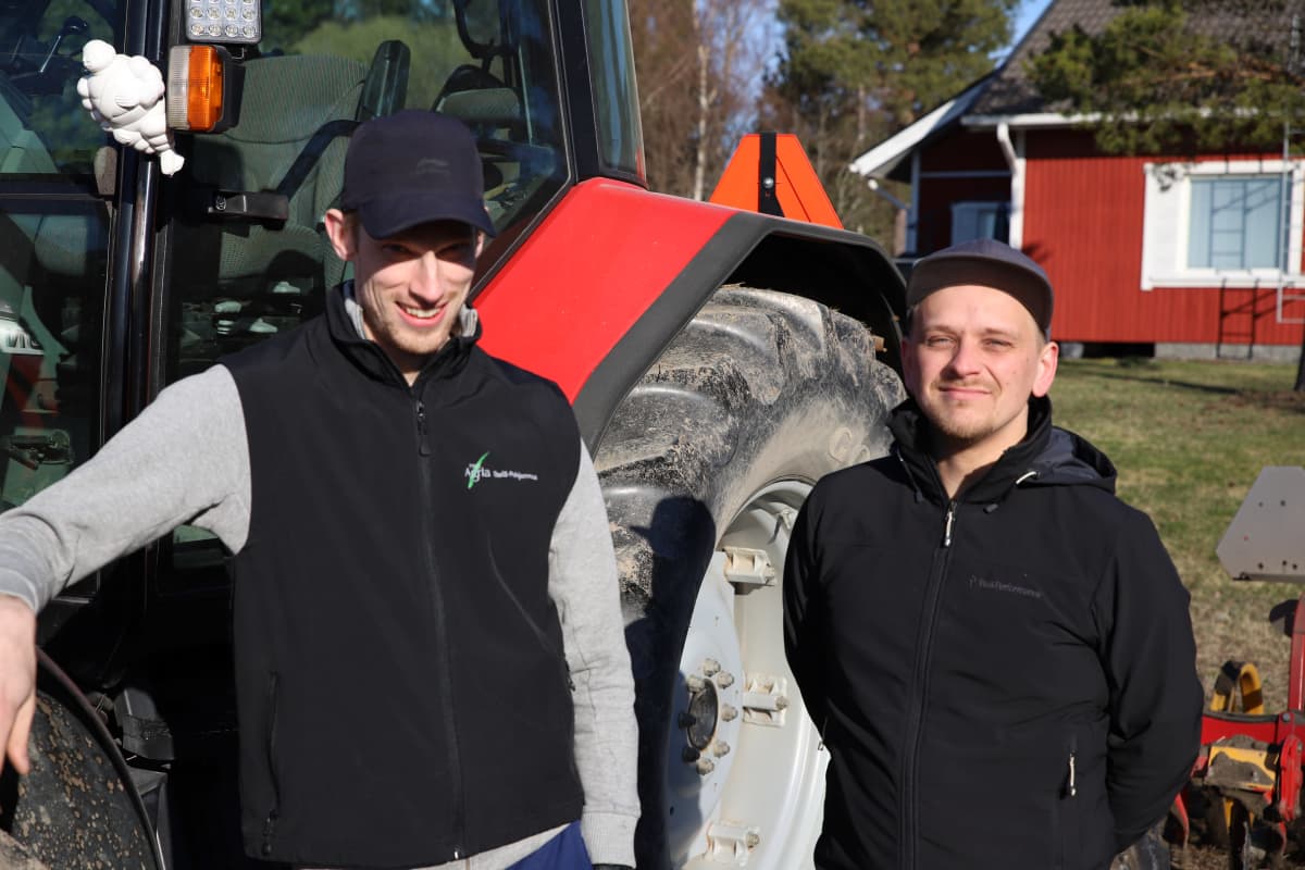 Perttu Perälä ja Jukka-Pekka Mäkelä traktorin vieressä