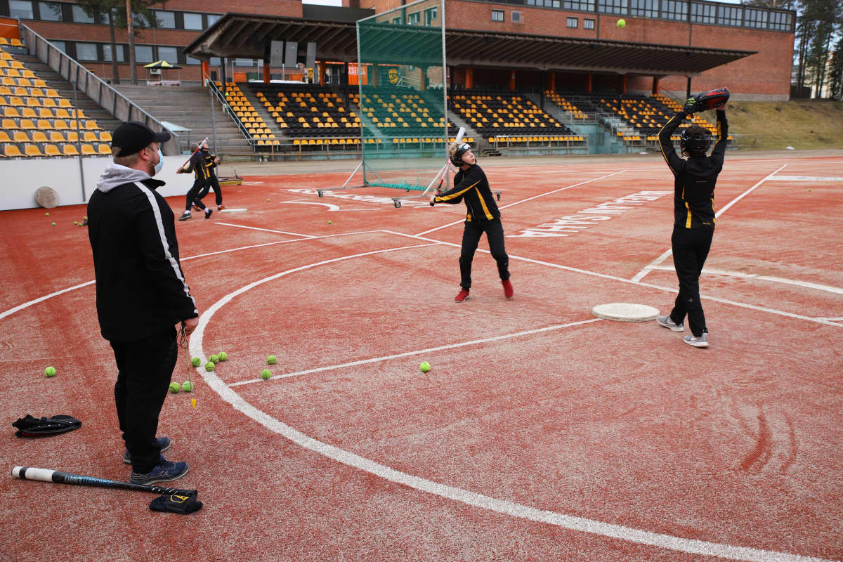Kouvolan Pallonlyöjien C-juniorien pesäpalloharjoitukset Kouvolan pesäpallostadionilla.