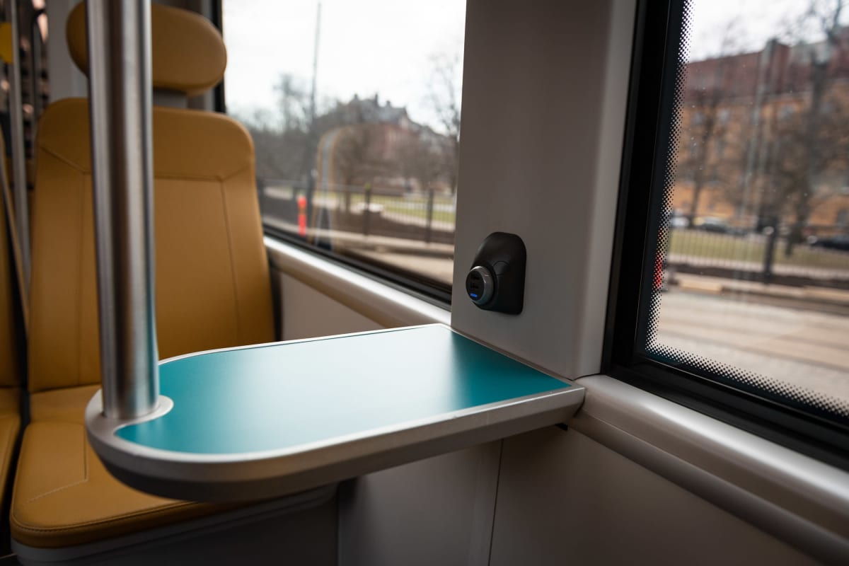 Helsingin uusi Raide-Jokeri-linjalle tuleva pikaraitiovaunussa on matkustajien käytössä USB-latauspisteitä