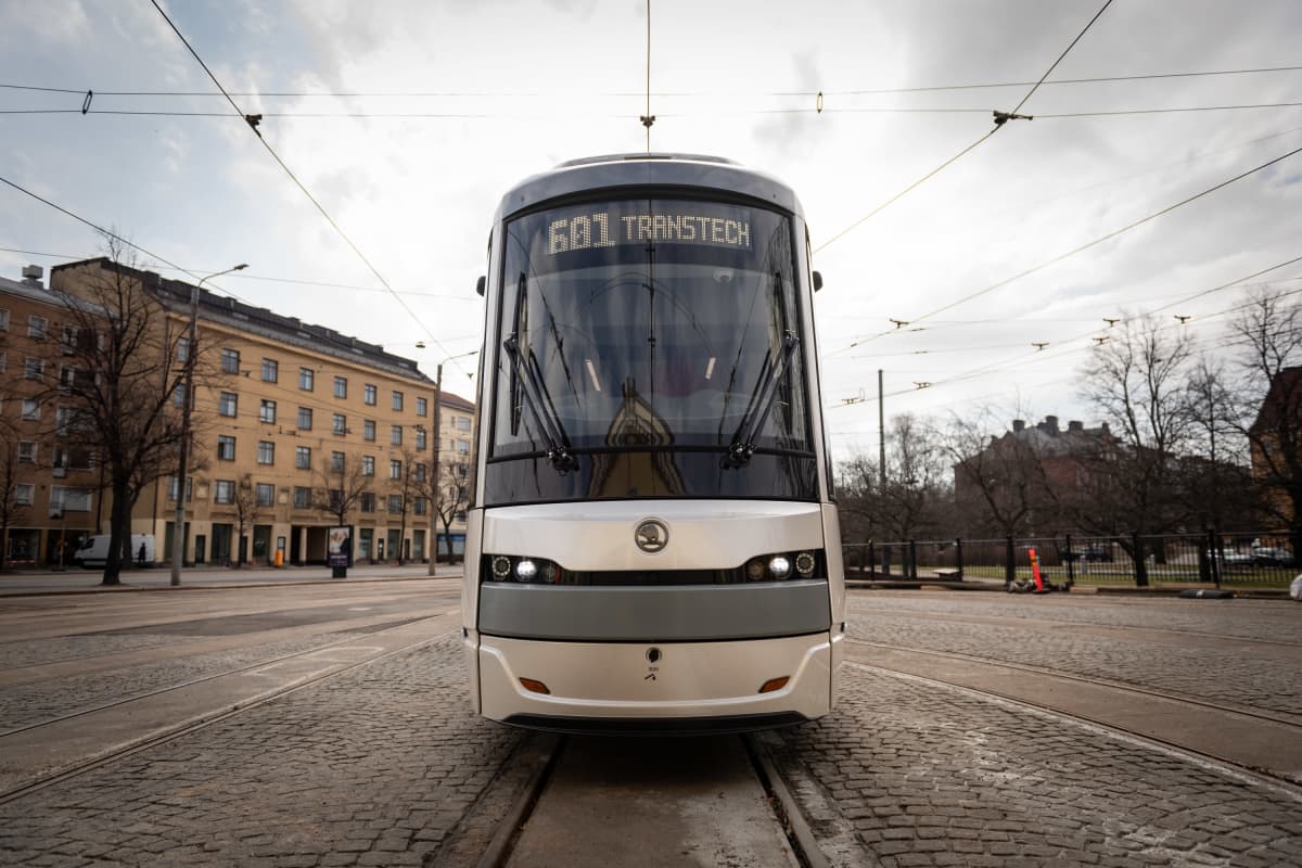 Helsingin uusi Raide-Jokeri-linjalle tuleva pikaraitiovaunu Vallilan varikolla.
