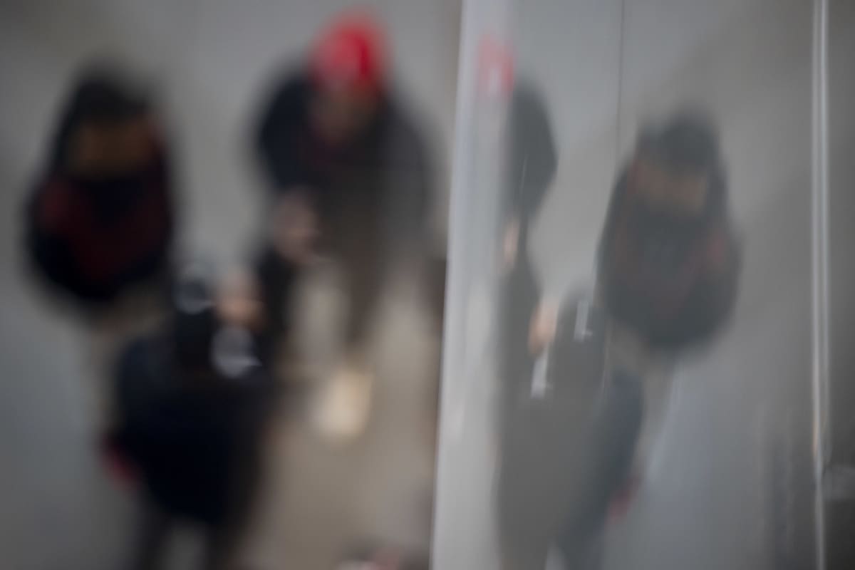 Nuoret hengailee kauppakeskuksessa