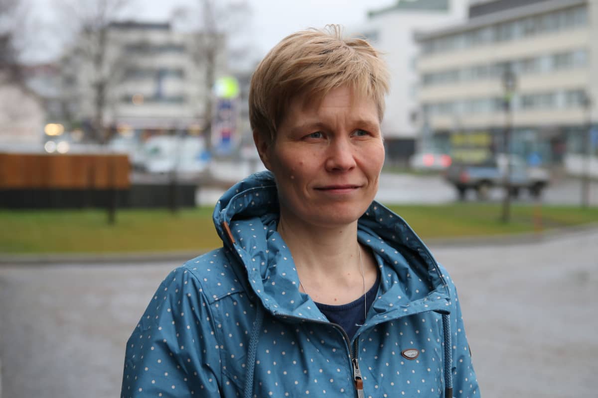 Sinitakkinen Rovaniemen hallintoylilääkäri Paula Reponen, taustalla kaupunkimaisema.