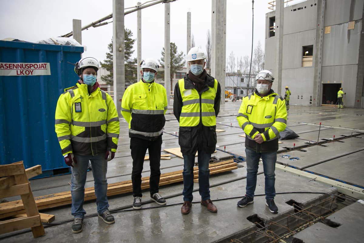 Rakennusmiehiä Forssan monitoimitalon rakennustyömaalla.