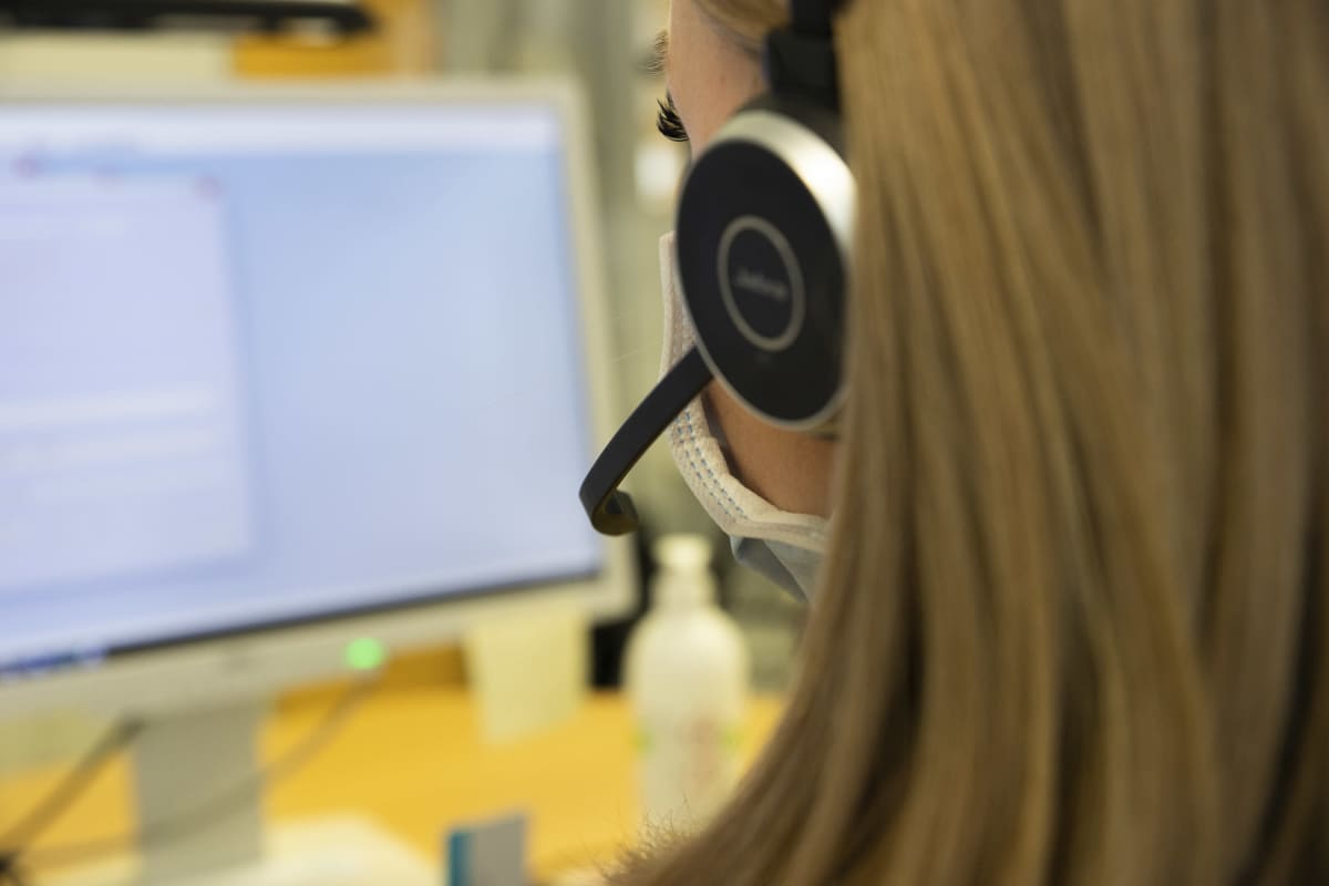 Kuopion terveyskeskuksen ajanvarauksen työntekijä.