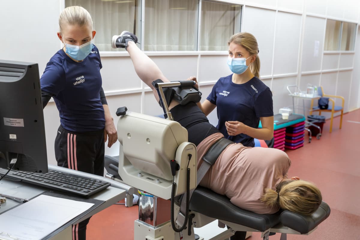 Riikka Manninen testattavana Emma ja Iida testaavat.