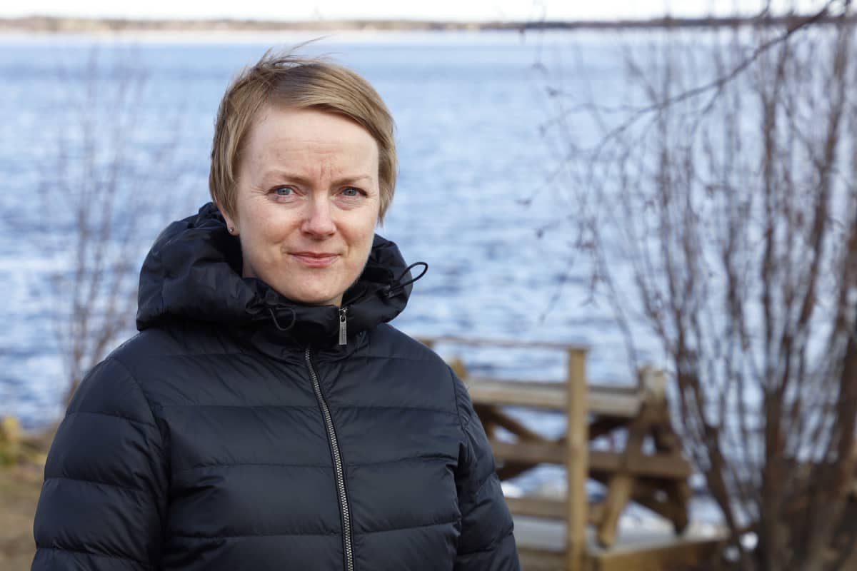 Keminmaan vs. kunnanjohtaja Hannele Matinlassi Kemijoen varressa