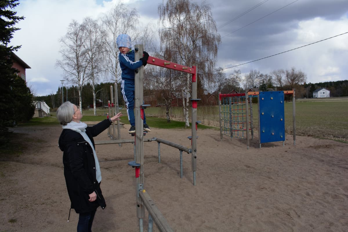 Supernanny Anne Suomalainen ja Aleksi Rannikko.
