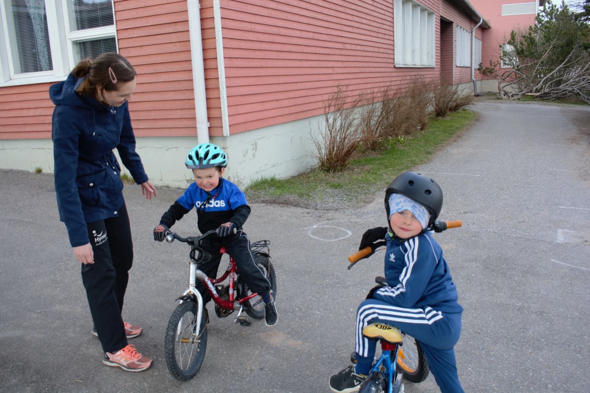 Terhi, Elias ja Aleksi Rannikko Ruskolal koulun pihassa.