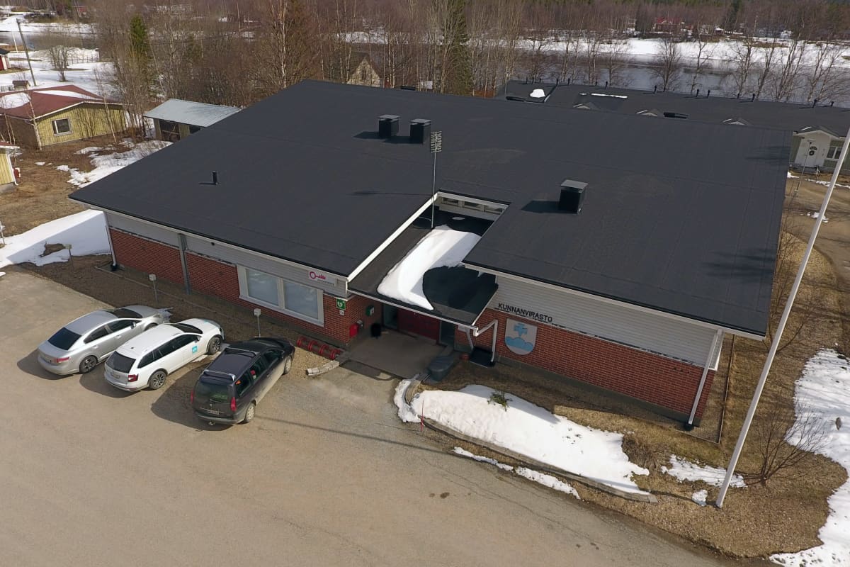 Pelkosenniemen kunnantalo ilmakuvassa. Talon taustalla siintää Kitinen.