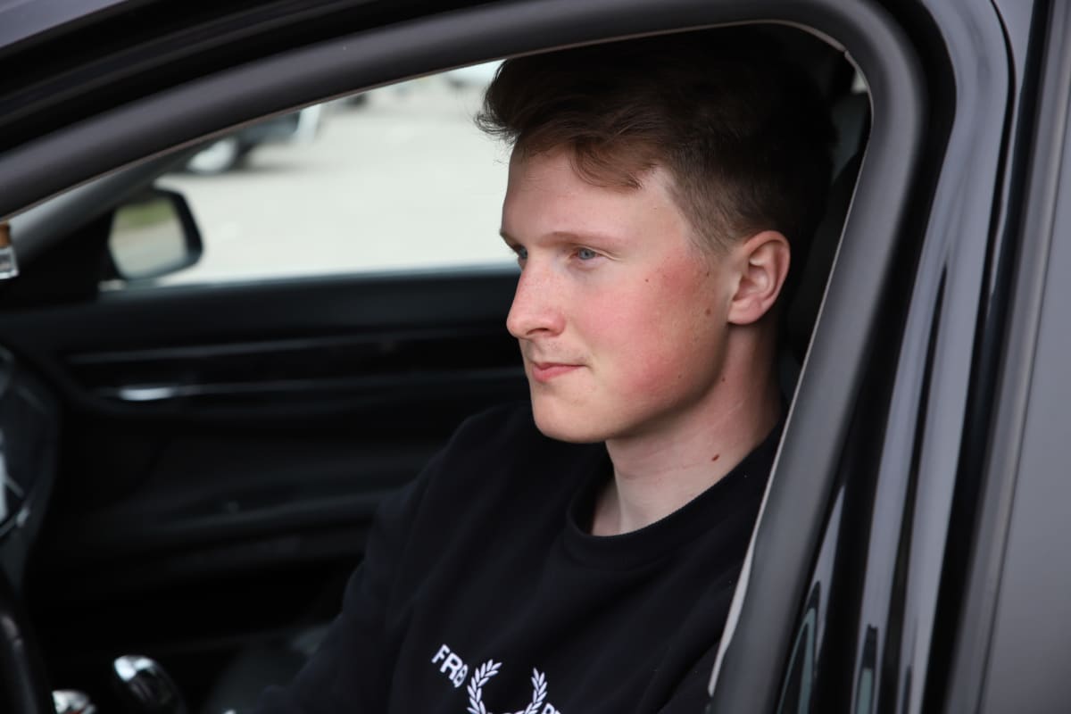 Kärköläläinen Onni-Kalle Lahdelma istuu autossa.