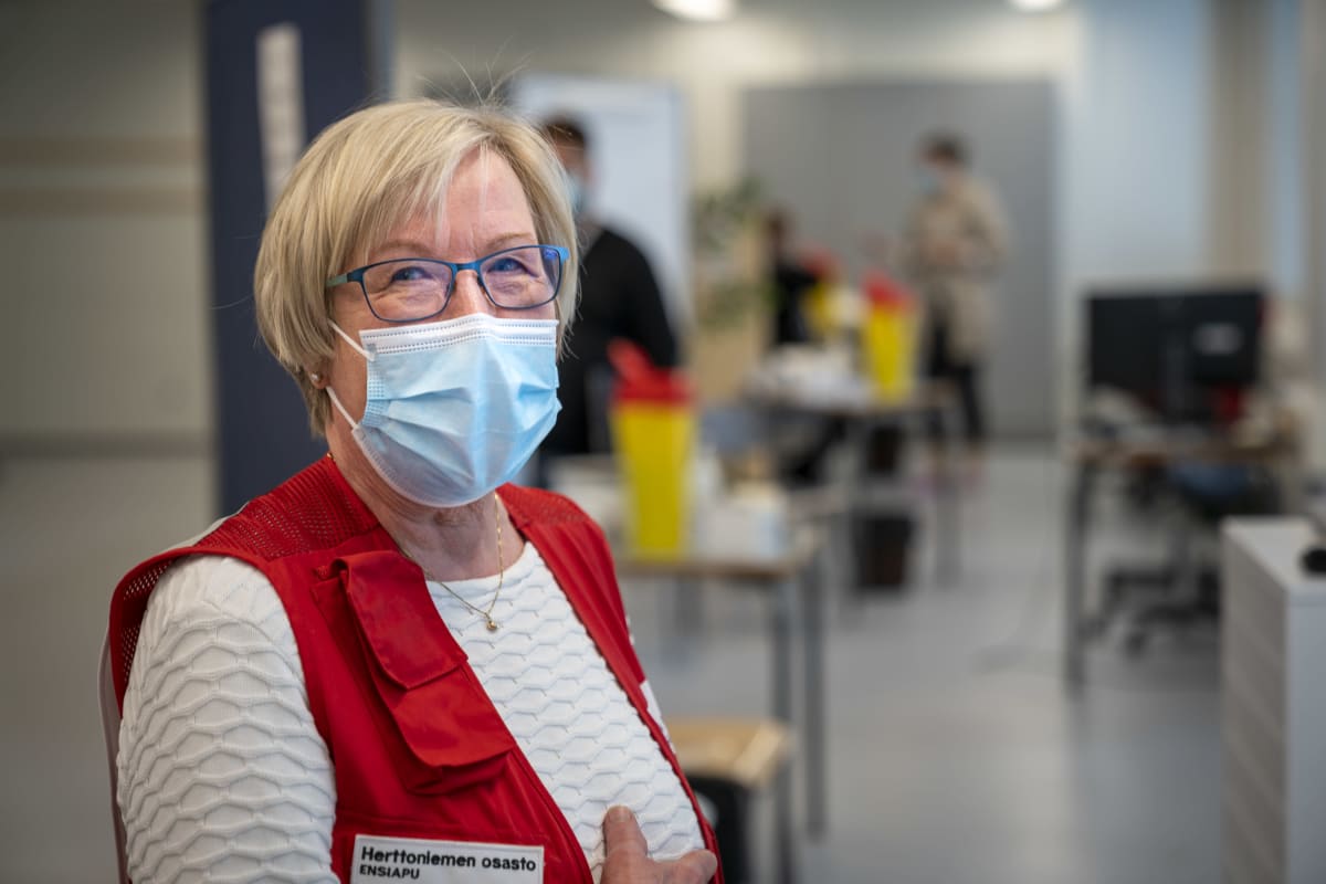 Airi Kontio ohjaa koronarokotettavia hiekkaharjussa.