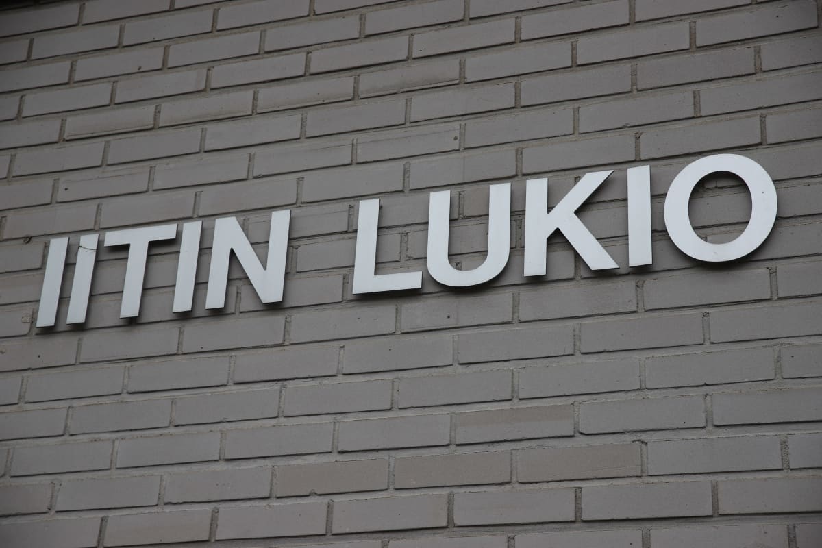 Iitin lukion nimikyltti seinässä