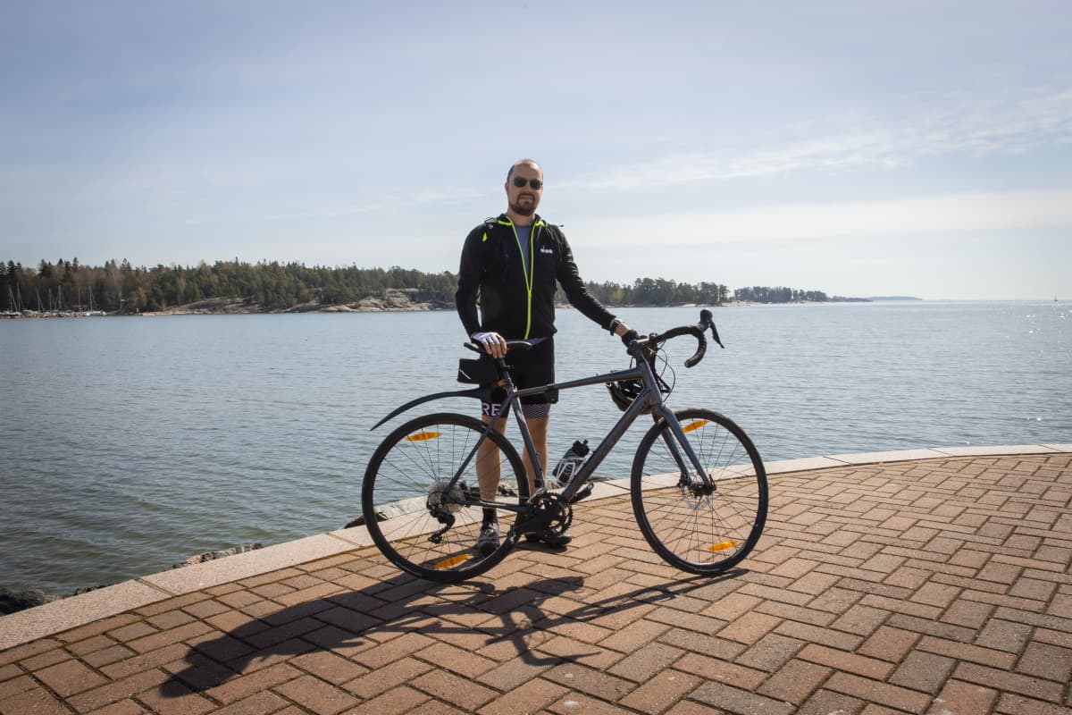 Mikko Arvola pyöräilee.