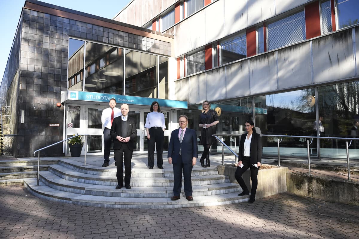 Pormestariehdokkaat ryhmäkuvassa Ylen Studiotalolla 11.5.2021