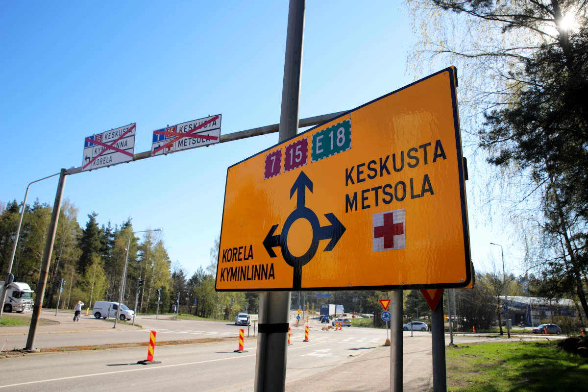 Väliaikaisesta kiertoliittymästä kertova liikennemerkki Kotkan Metsolassa