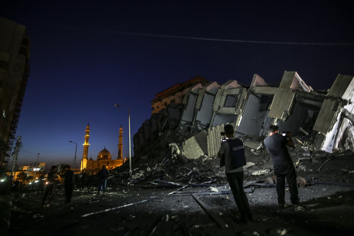 Gazan kaupungissa tutkittiin viime yönä Israelin ilmaiskussa romahtanutta kerrostaloa.