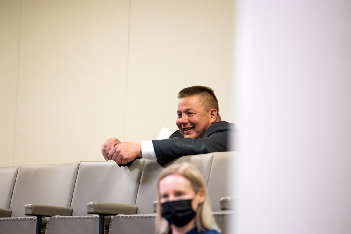 Perussuomalaisia, edustajat Juha Mäenpää ja Riikka Purra, seuraamassa eduskunnan täysistuntoa.