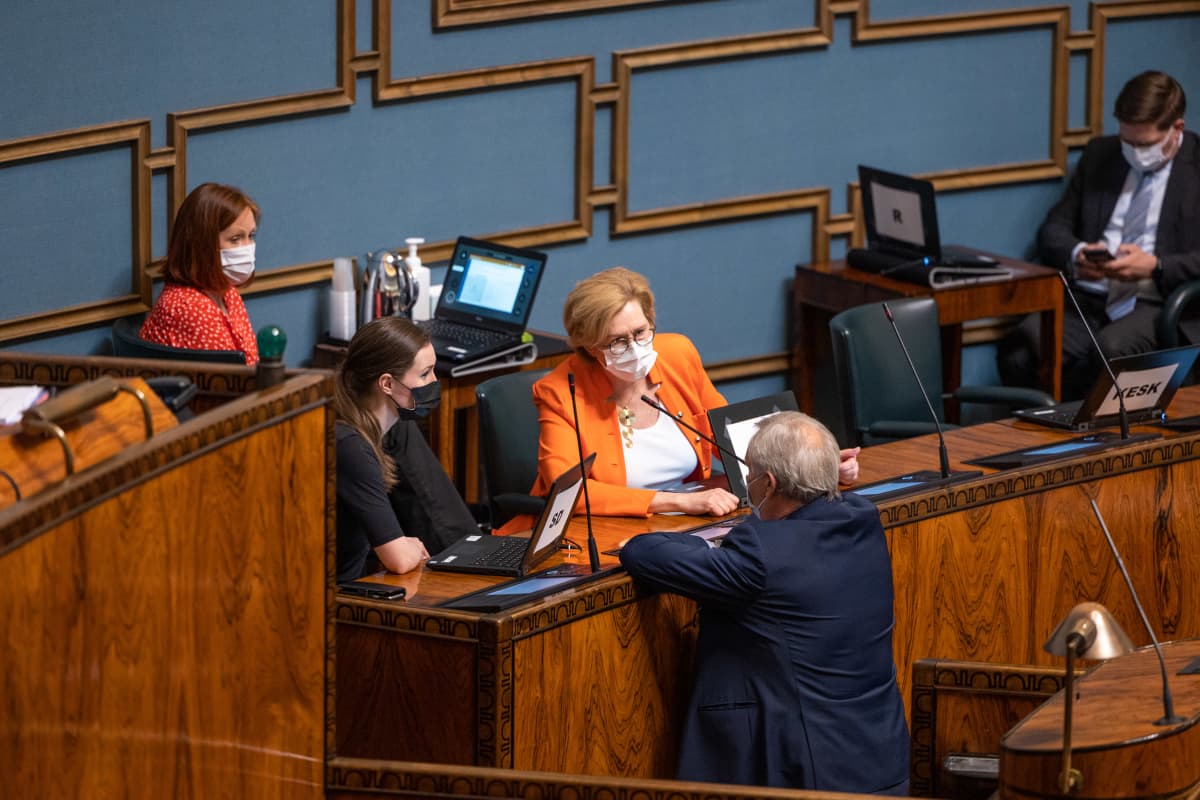 Hallitus elpymispaketti-keskustelun tauolla.