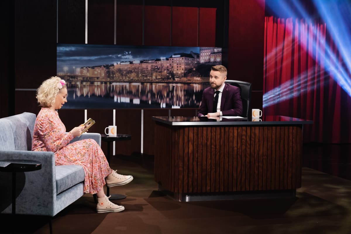 Toinen koomikko on joskus hankala vieras, Joonas yrittää pysyä peruslukemilla kun Krisse lukee vanhoja päiväkirjoja varhaisteinivuosiltaan, miten ihana oli Jonttu jne.