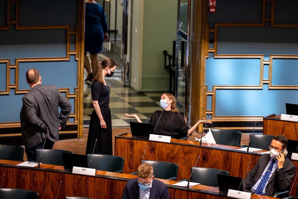 Sanna Marin ja Li Andersson keskustelemassa EU:n elpymispaketti -istunnon tauolla eduskunnassa.