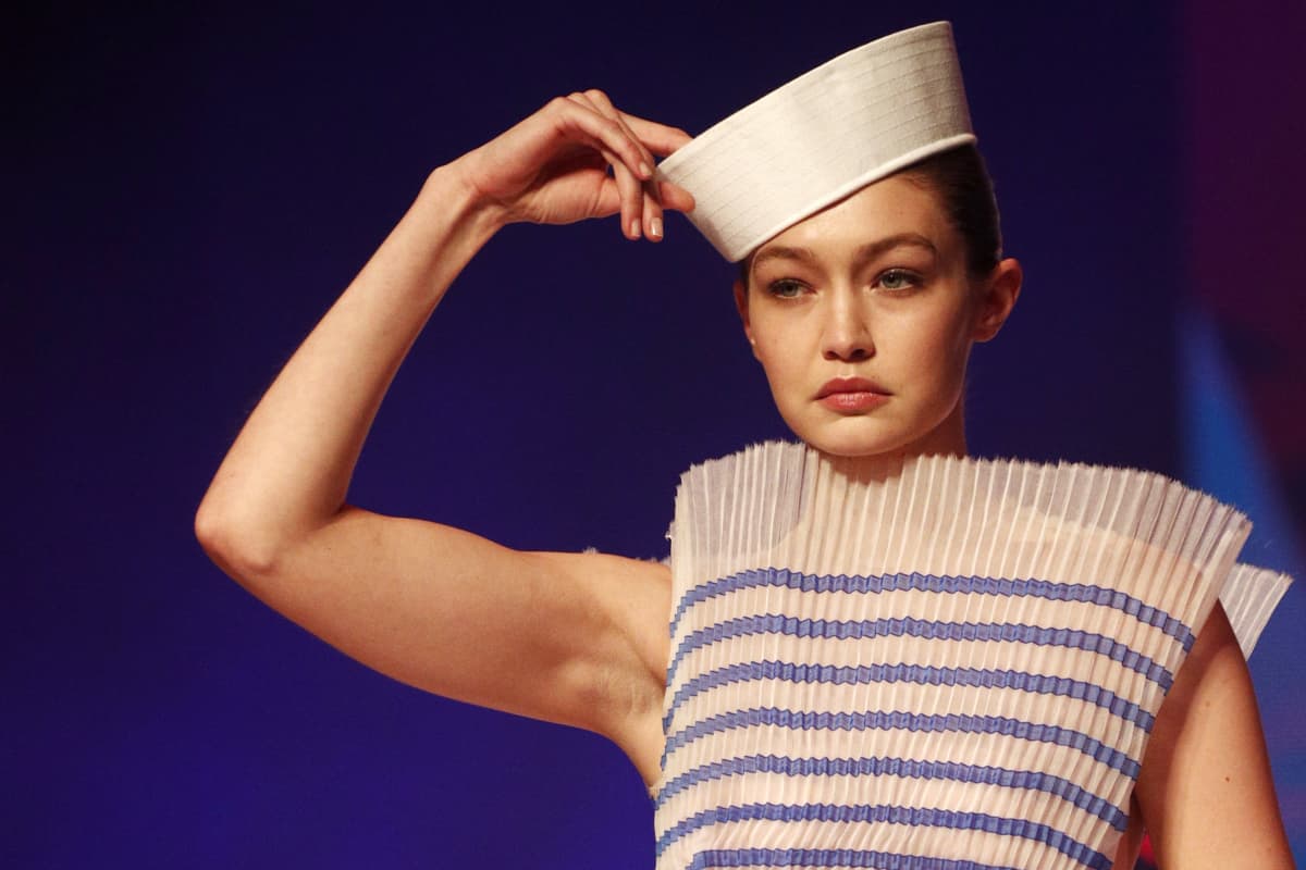 Gigi Hadid muotinäytöksessä.