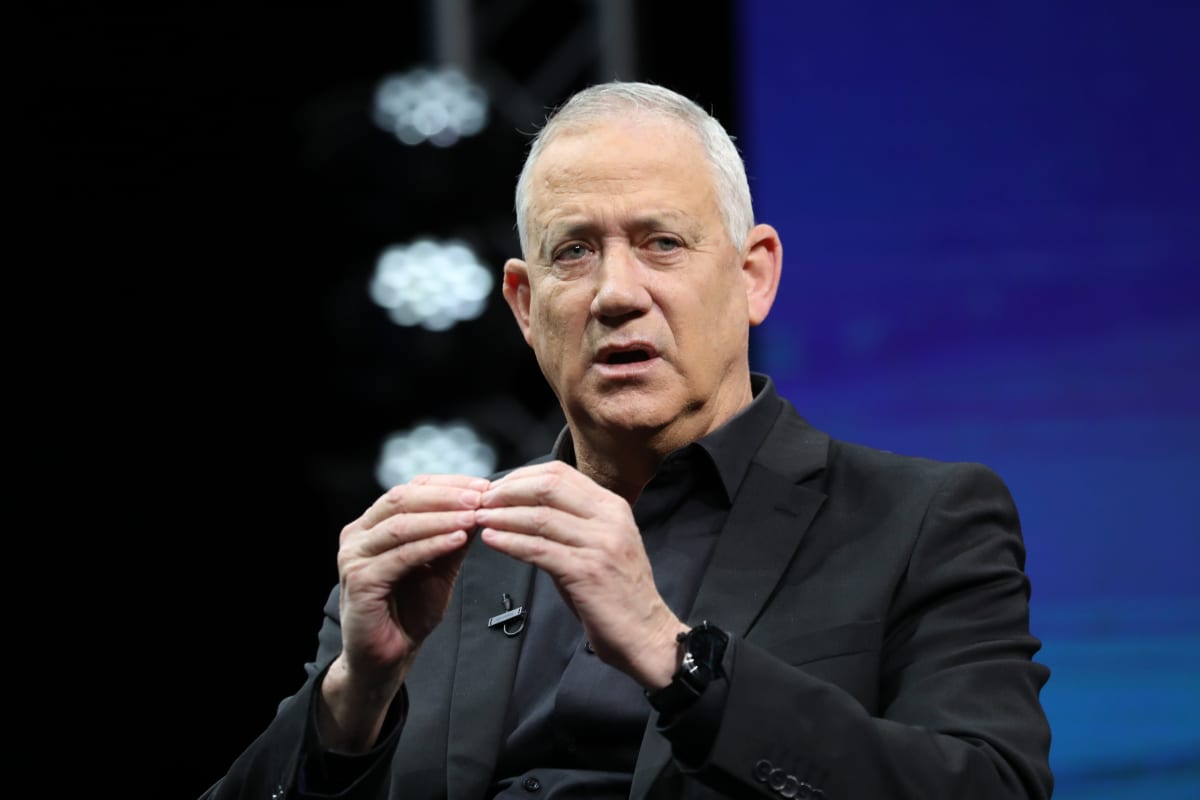Benny Gantz sormenpäät yhdessä.