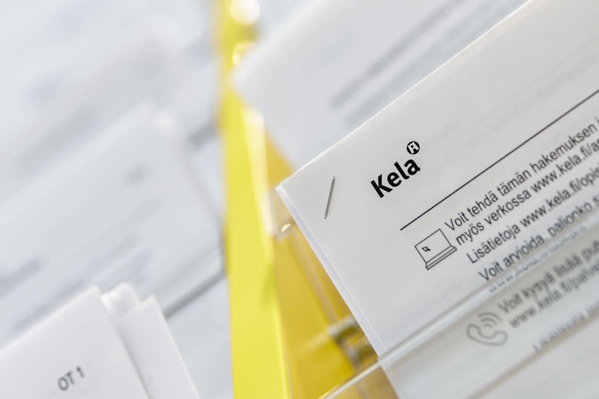 Kelan lomakeita hyllyssä.