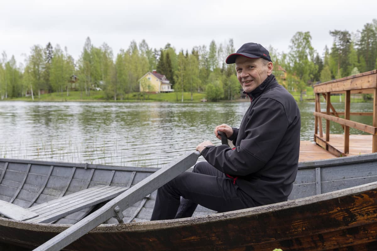Aimo Savolainen soutuveneessä Ahvenlammen rannalla Jäppilässä