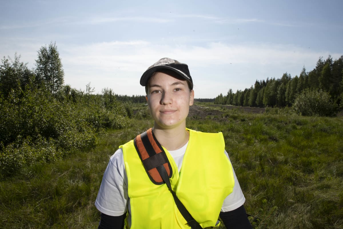 Nainen taimi-istutuksessa.