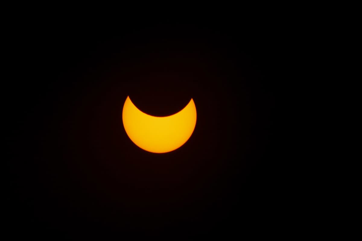 Kuu on mennyt osittain auringon etenee. Aurinko näkyy sirppinä.