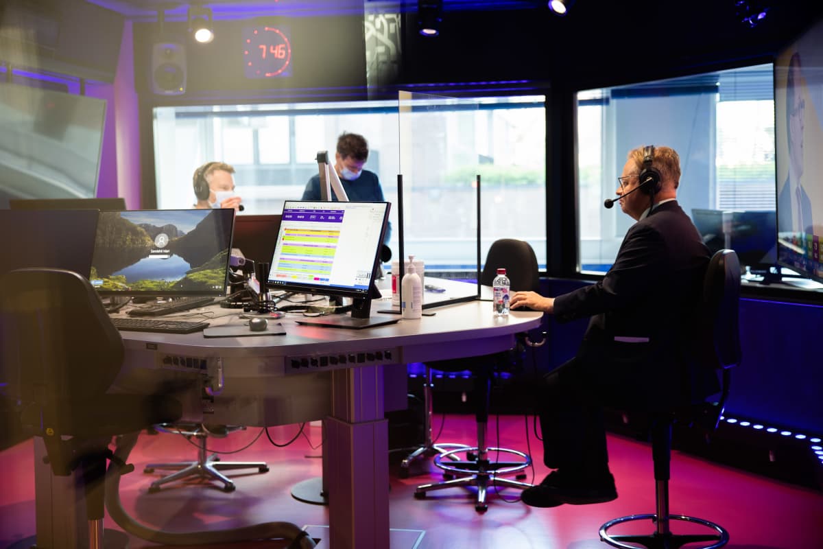 Juhana Vartiainen radiohaastattelussa.