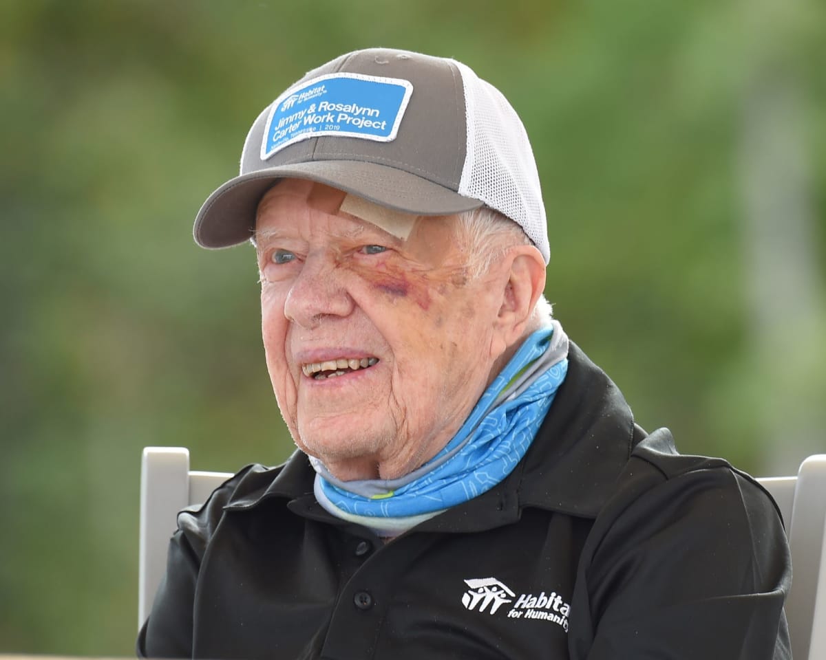 Jimmy Carter kaatui ja teloi päänsä lokakuun alussa, mutta oli jo seuraavana päivänä hyväntekeväisyystapahtumassa nikkaroimassa.