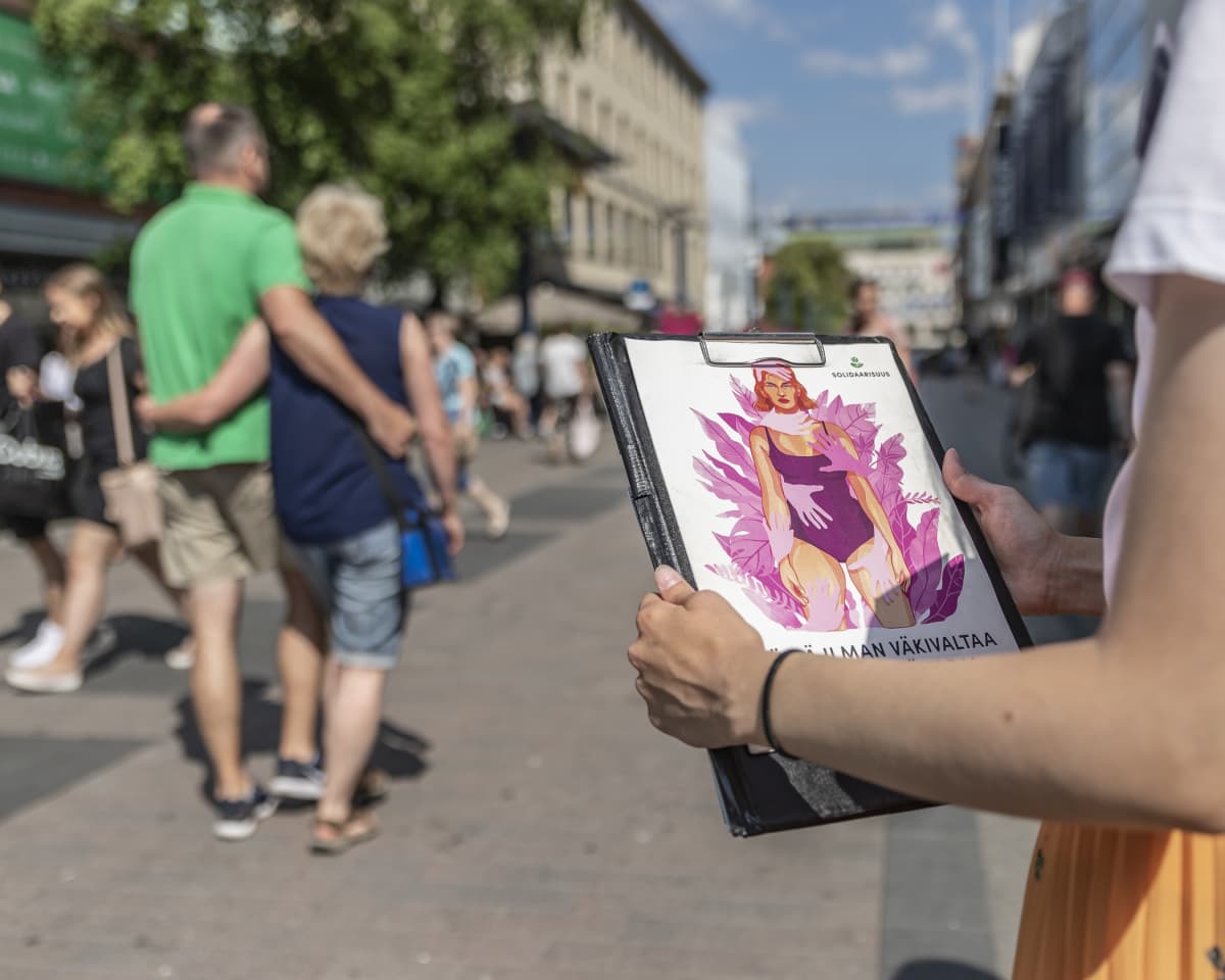 Feissaajan kantaa kansiotaan kävelykadulla