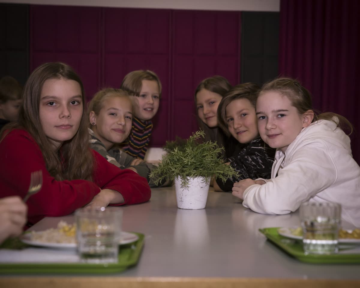 Maatullin ala-asteen koulun oppilaita.