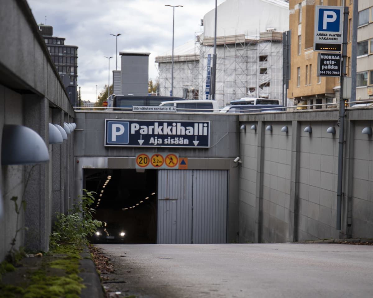 Hakaniemen torin alle vievä autoramppi.