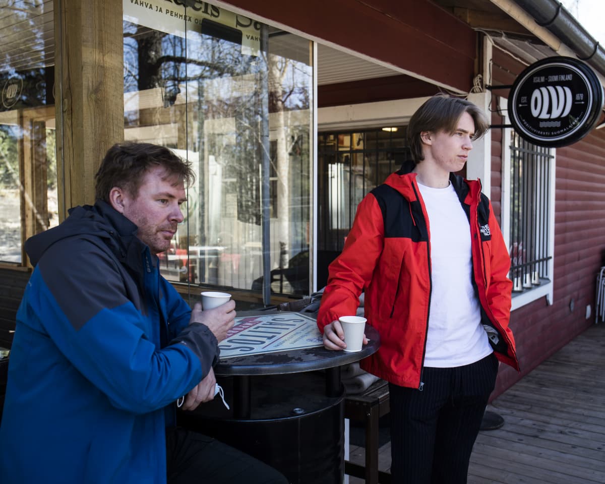 Rasmus ja Robin Holmberg, asiakkaita, Långvikin kyläkauppa.