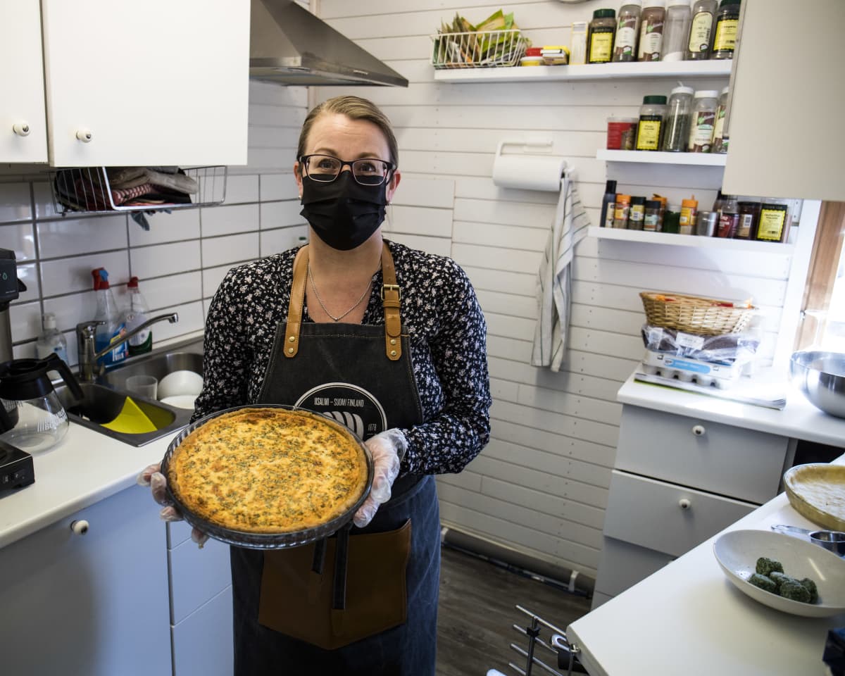 Marika Lähde, kauppias, Långvikin kyläkauppa.
