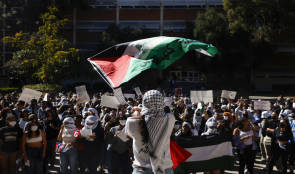 Uutinen minuutissa: Yhdysvalloissa satoja pidätettyjä Gaza-mielenosoituksissa, jotka eivät näytä laantumisen merkkejä